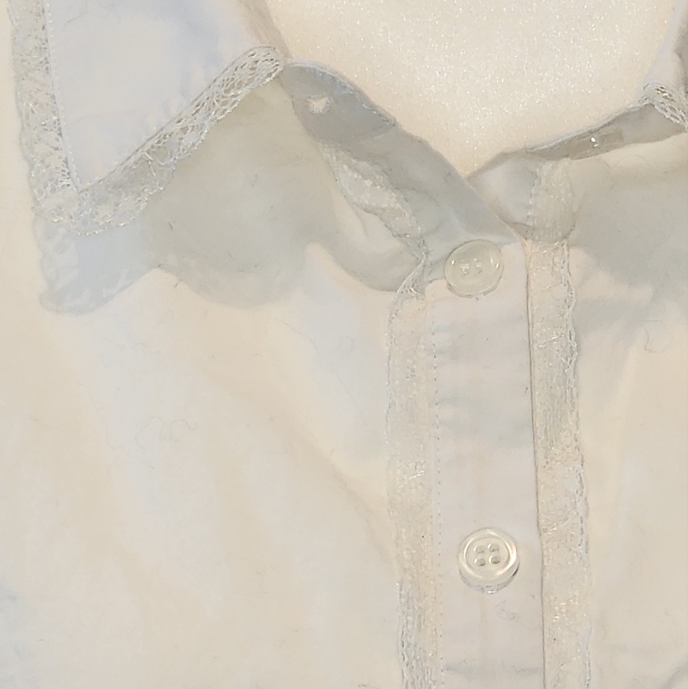 White sleeveless collared shit